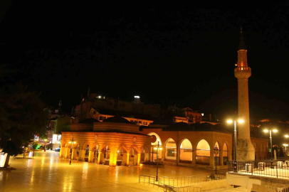 15 Temmuz şehitleri için sela okundu: Genç kız gözyaşlarını tutamadı
