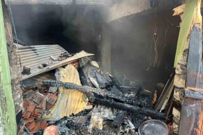 Alevlere teslim olan ev kullanılmaz hale geldi
