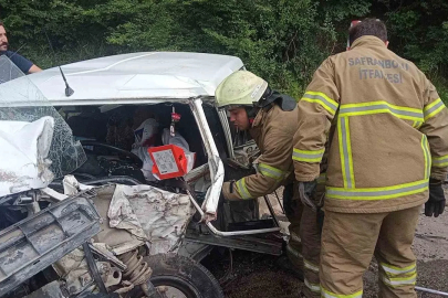 Otomobil tıra çarptı: 1’i ağır 3 yaralı

