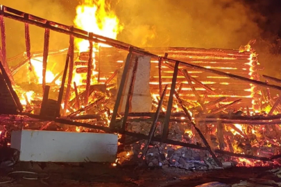 Kastamonu’da alevlere teslim olan ev kullanılamaz hale geldi
