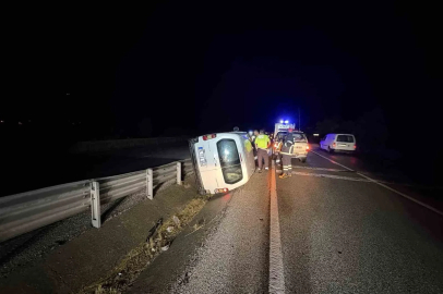 D100’de hafif ticari araç devrildi, sürücü kayıplara karıştı
