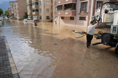 Selin vurduğu Cide ilçesinde ekiplerin su tahliye çalışması sürüyor
