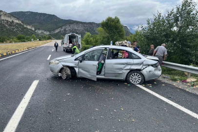Kontrolden çıkan otomobil demir bariyerlere çarptı: 5 yaralı
