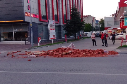 Çaycuma’da hareket halindeki tırdan yola tuğlalar saçıldı
