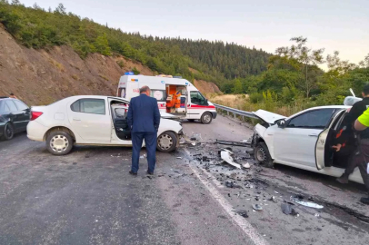 Kastamonu’da iki otomobil kafa kafaya çarpıştı: 4 yaralı
