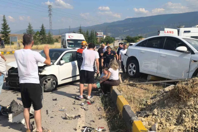 Karabük’te iki otomobil çarpıştı: 1’i ağır 7 yaralı
