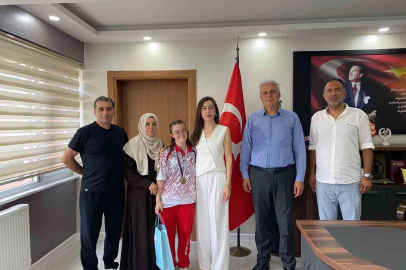 Dünya Üçüncüsü ve Türkiye Şampiyonu Zeynep Tuncay’dan İlçe Millî Eğitim Müdürlüğüne ziyaret

