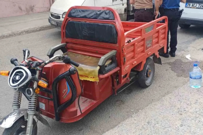 Hafif ticari araç elektrikli motosikletle çarpıştı: 5 yaralı
