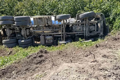 Alaplı’da şarampole uçan beton mikserinin sürücüsü yaralandı
