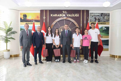Vali Çağatay’dan başarılı sporculara hediye
