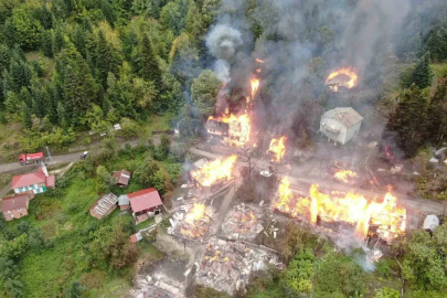 Kastamonu’daki köy yangınına müdahale sürüyor: 8  ev yanıyor
