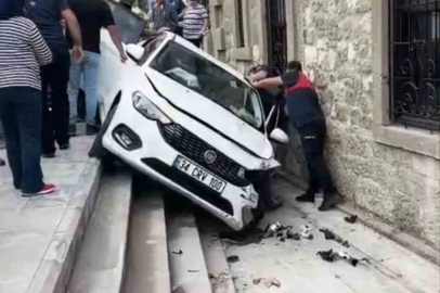 Kontrolden çıkan otomobil, müzenin önündeki merdivenlerden aşağı düştü
