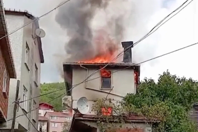 Kastamonu’da iki katlı ev alev alev yandı
