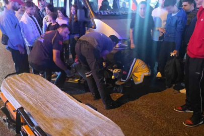 Anne ve oğluna motosiklet çarptı: 1 yaralı
