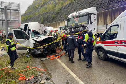 Bartın-Karabük yolunda tır ile minibüs çarpıştı: 1 ölü, 11 yaralı
