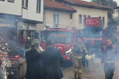 İtfaiyeciler yangın beklerken kutlamayla karşılaştı
