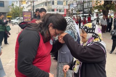 Dünya yaşlılar gününde büyüklerine saygılarını böyle gösterdiler
