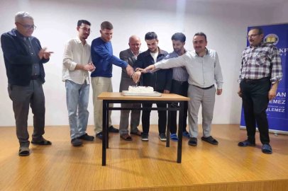 İhlas Vakfı Sıla Erkek Öğrenci Yurdunda kalan öğrenciler birlikte pasta kesti
